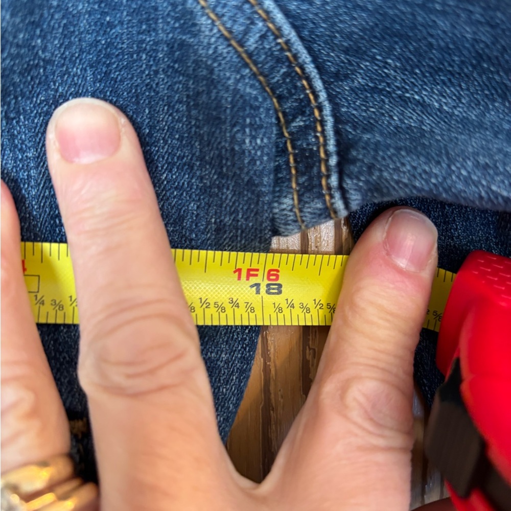 Levi's Women's Trucker Denim Jacket medium wash. - Picture 7 of 9